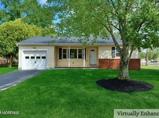 2 Stanford Dr, Toms River, NJ