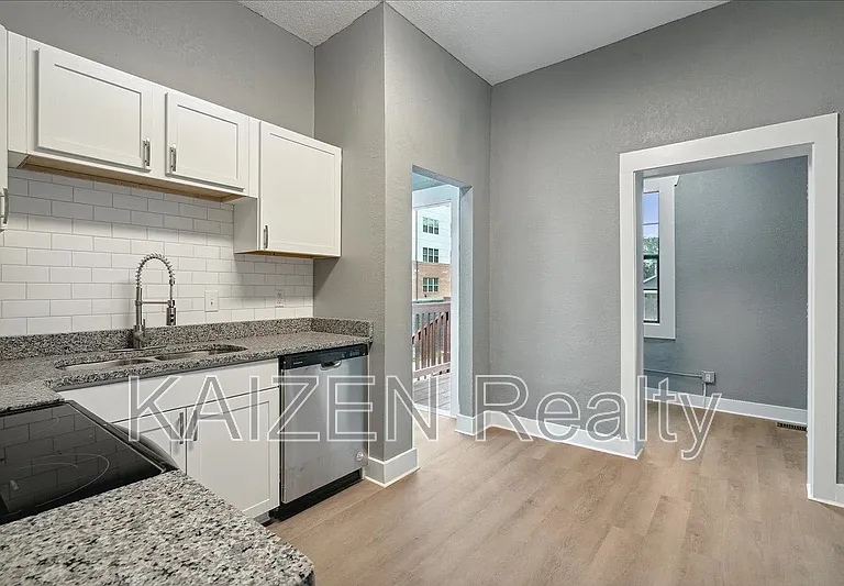 156 N Tucker St — Photo 9