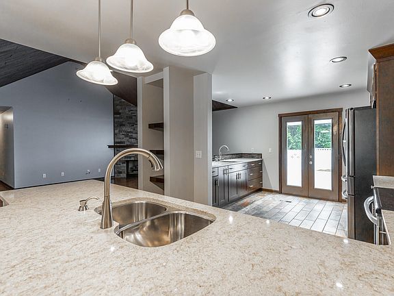 4th image of 398 Ashley Dr