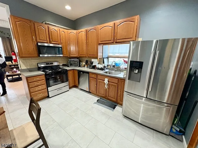 2 bed, 1.0 bath, $2,500 — Photo 2
