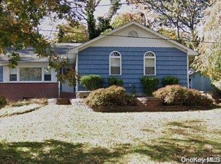 8 Valentine Rd, Shoreham, NY 11786