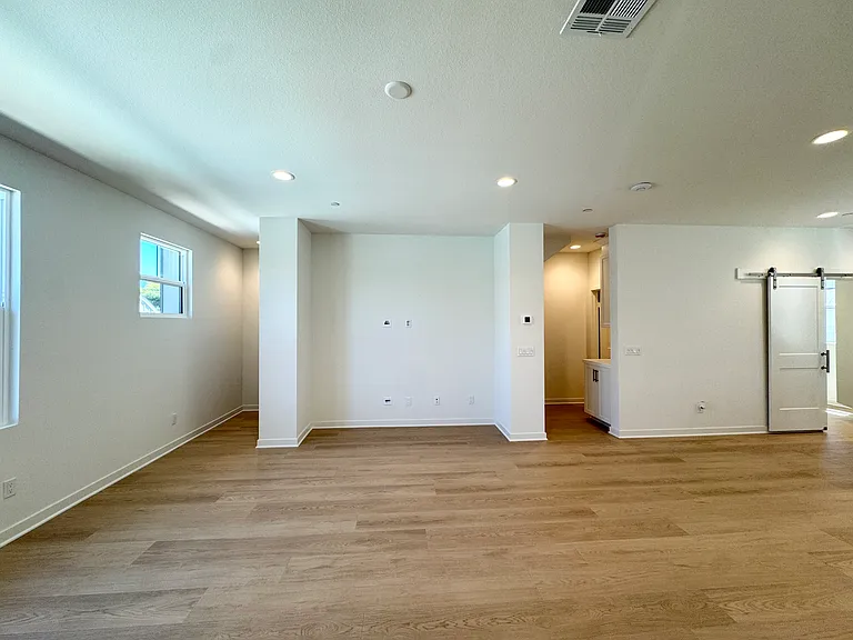 2554 Delphinium Ln — Photo 8
