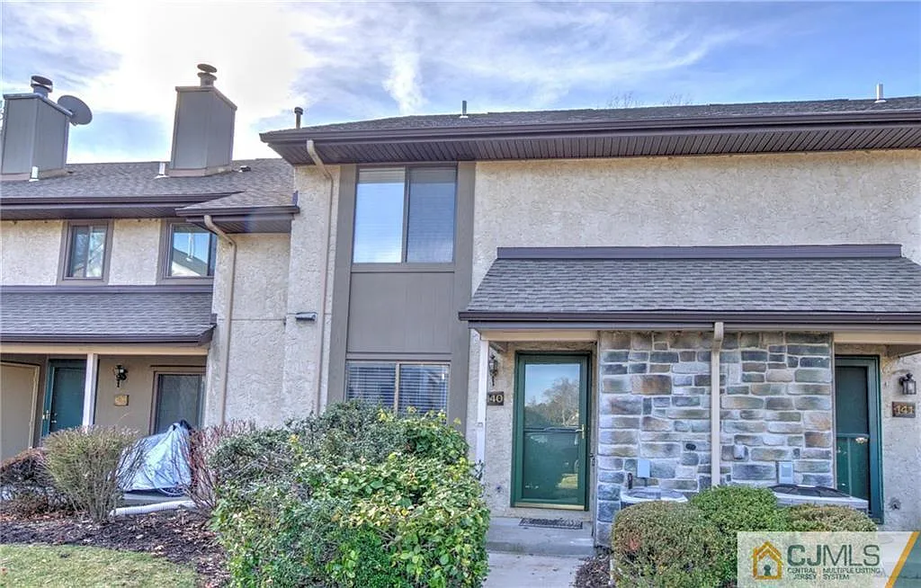 140 Hampshire Dr photo 1