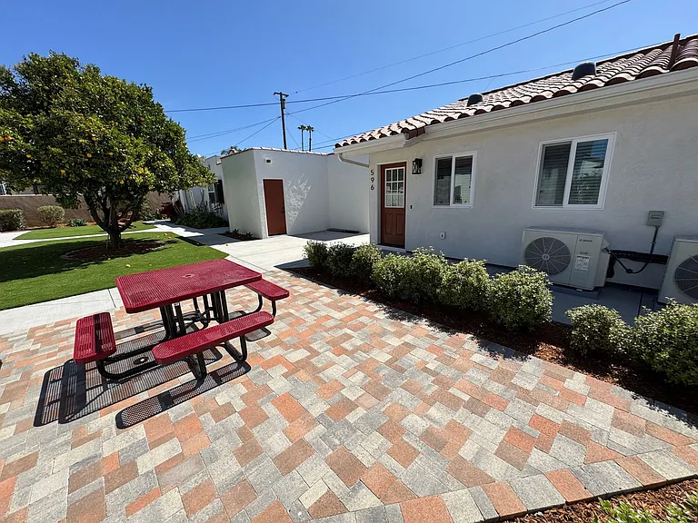 Completely Remodeled Spanish Style Midtown Apartment! Air Conditioning! — Photo 26