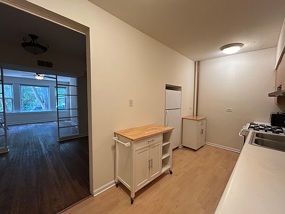 3rd image of 2554 W Eastwood Ave #2