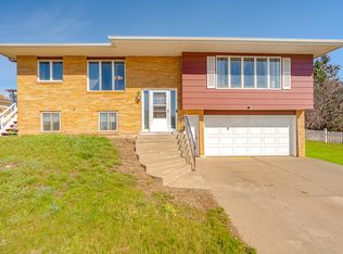 802 Custer Dr, Mandan, ND 58554