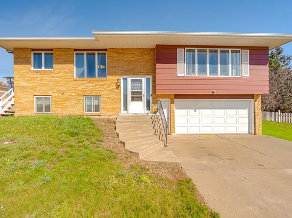 802 Custer Dr, Mandan, ND 58554