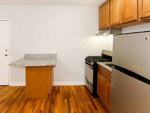 3rd image of 7456 N Greenview Ave #D5
