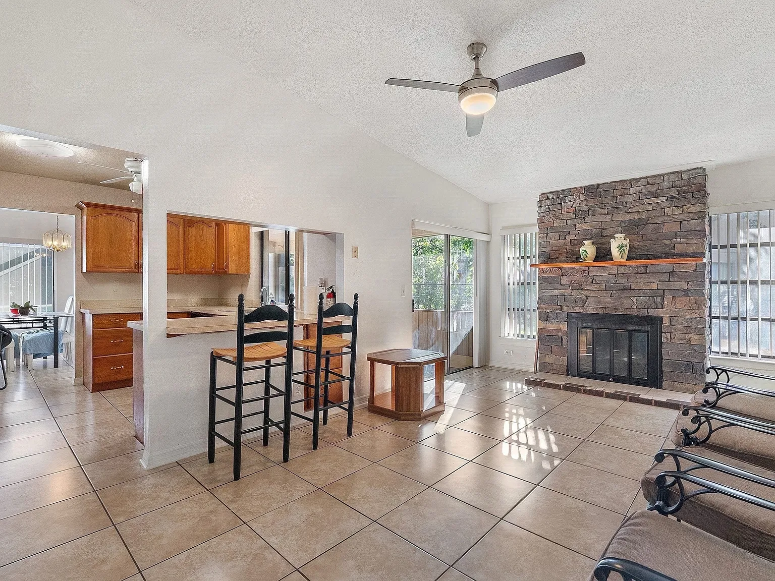 4 bed, 1633 sqft, $1,900 — Photo 3