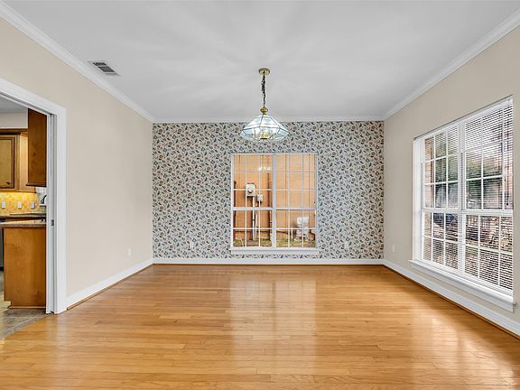 4th image of 4123 Drake St