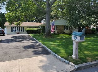 26 Wellsley Ln, Coram, NY 11727