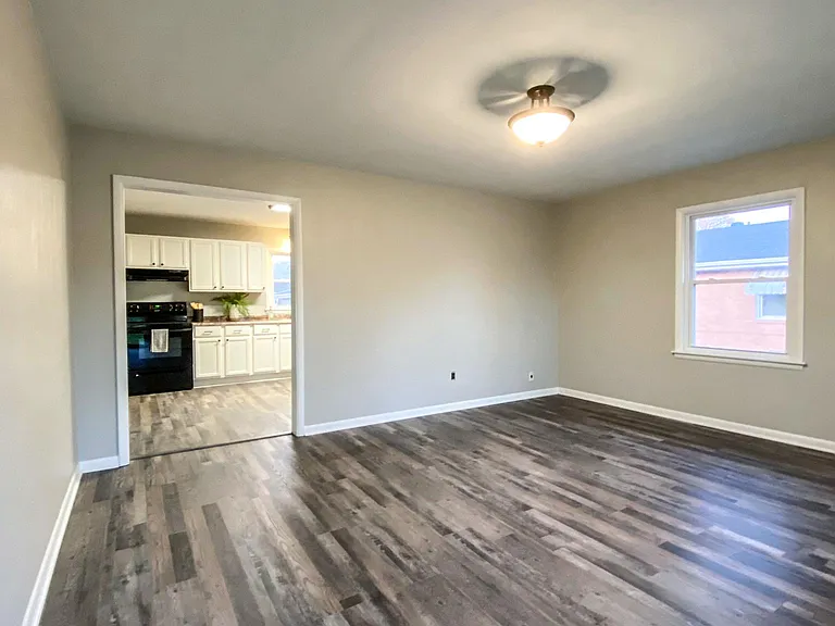 5025 Grandview Dr — Photo 2