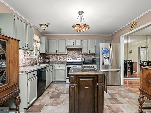 3rd image of 56 Black Oak Ct
