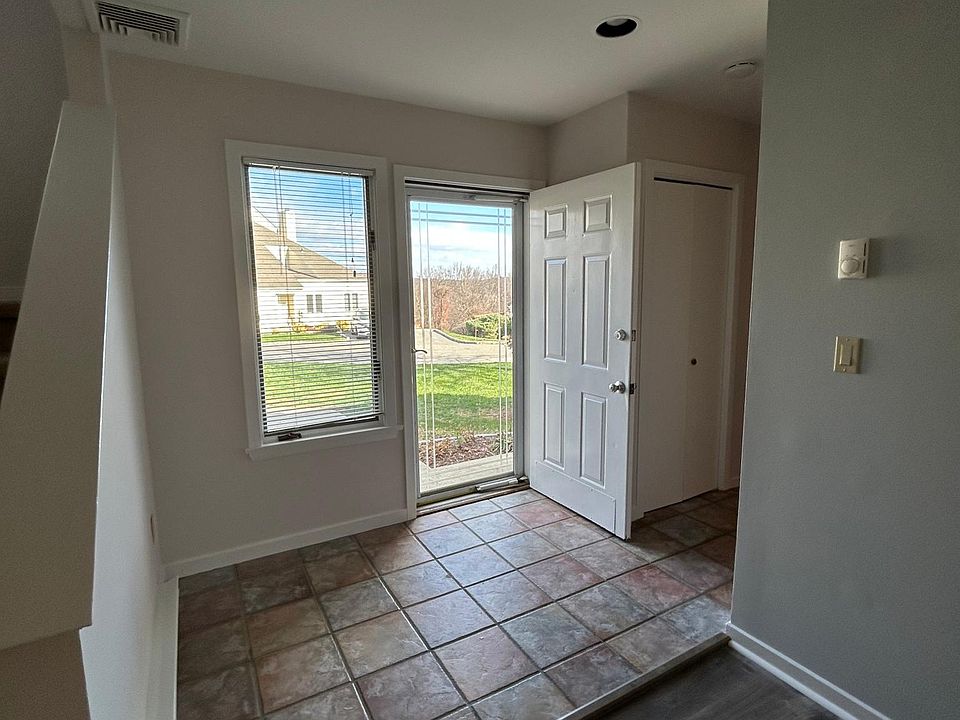 1st image of 127 Fairways Cres #127