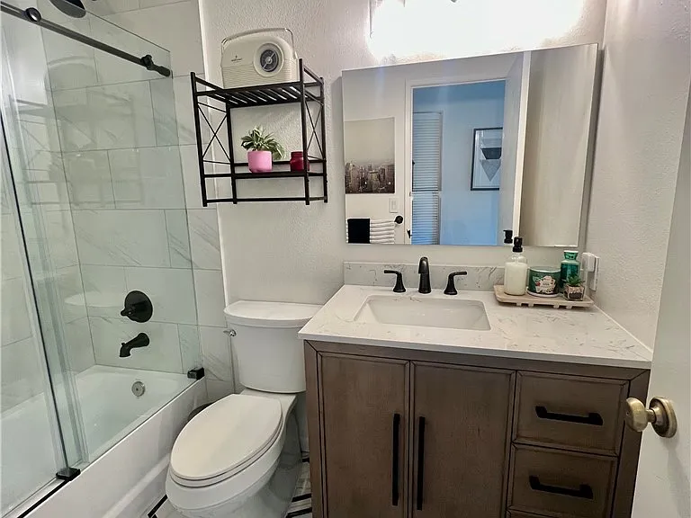 204 Greenmoor — Photo 4