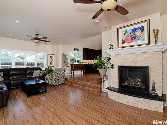 3rd image of 228 Coronado Ave