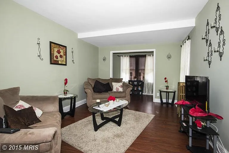2901 Whitney Ave — Photo 2