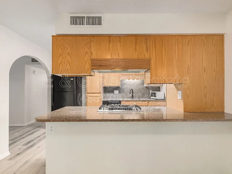 1136 W 12th St — Photo 11