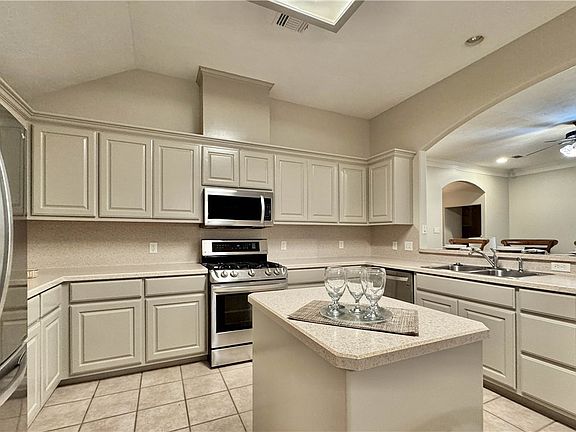 5th image of 811 Woodson Dr