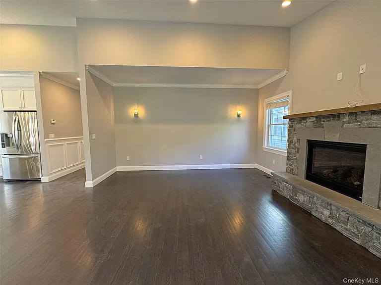 1019 Grove St — Photo 4