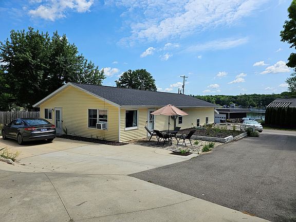 2nd image of 11739 Maywood Dr NE
