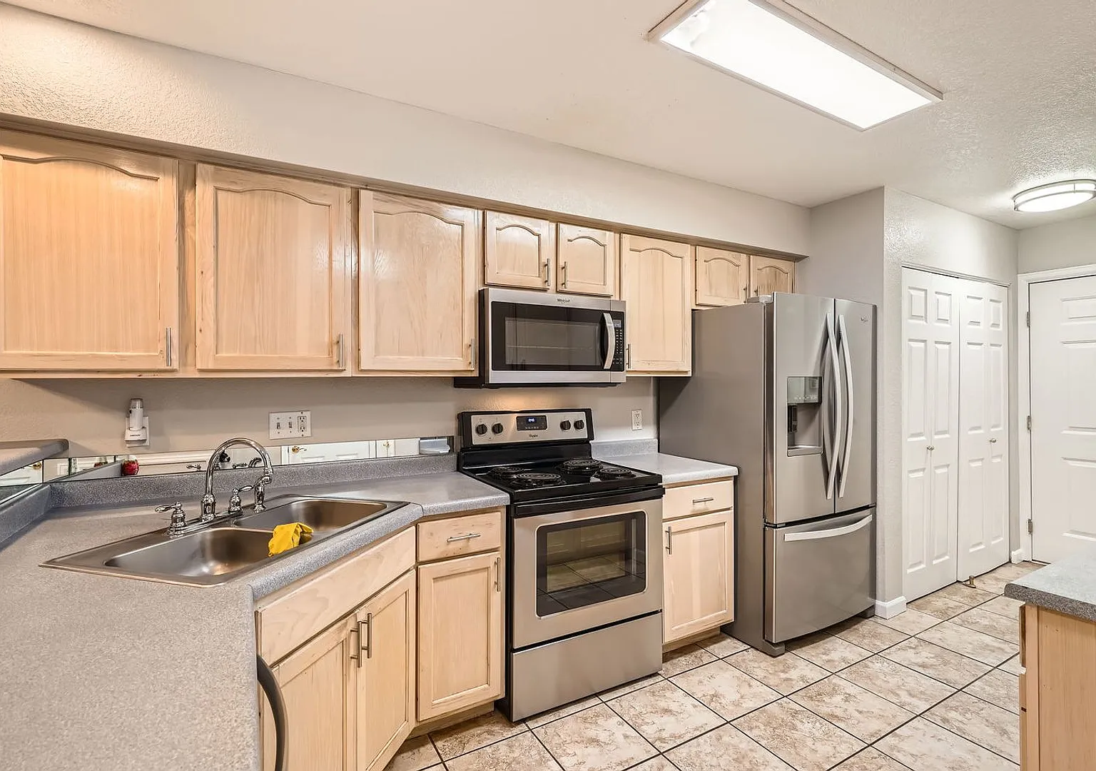 Beautiful end unit townhome with 2 bedrooms and 2.5 bath in a quiet and friendly neighborhood. — Photo 2