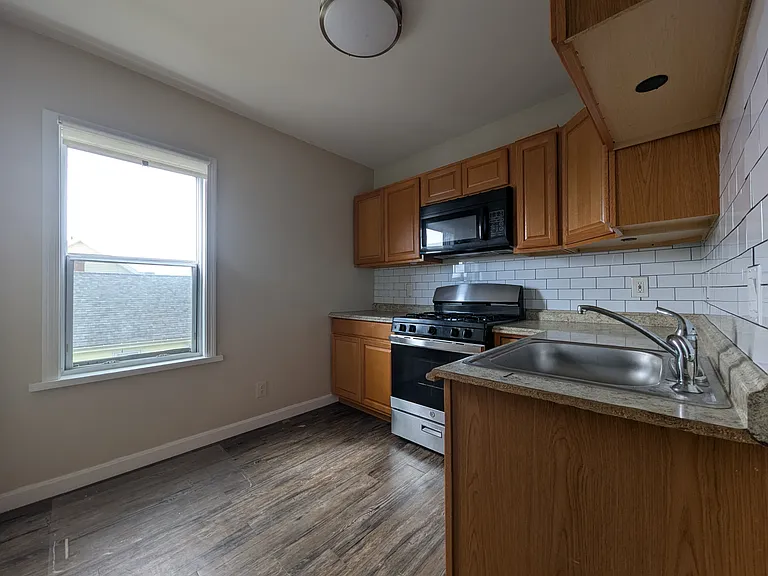 165 Smith St #3 — Photo 9
