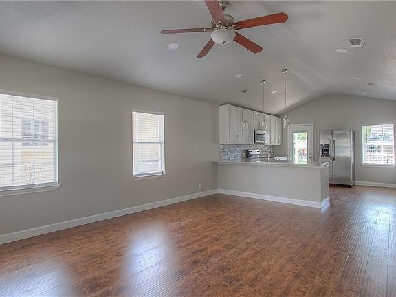 5th image of 4309 Diaz Ave