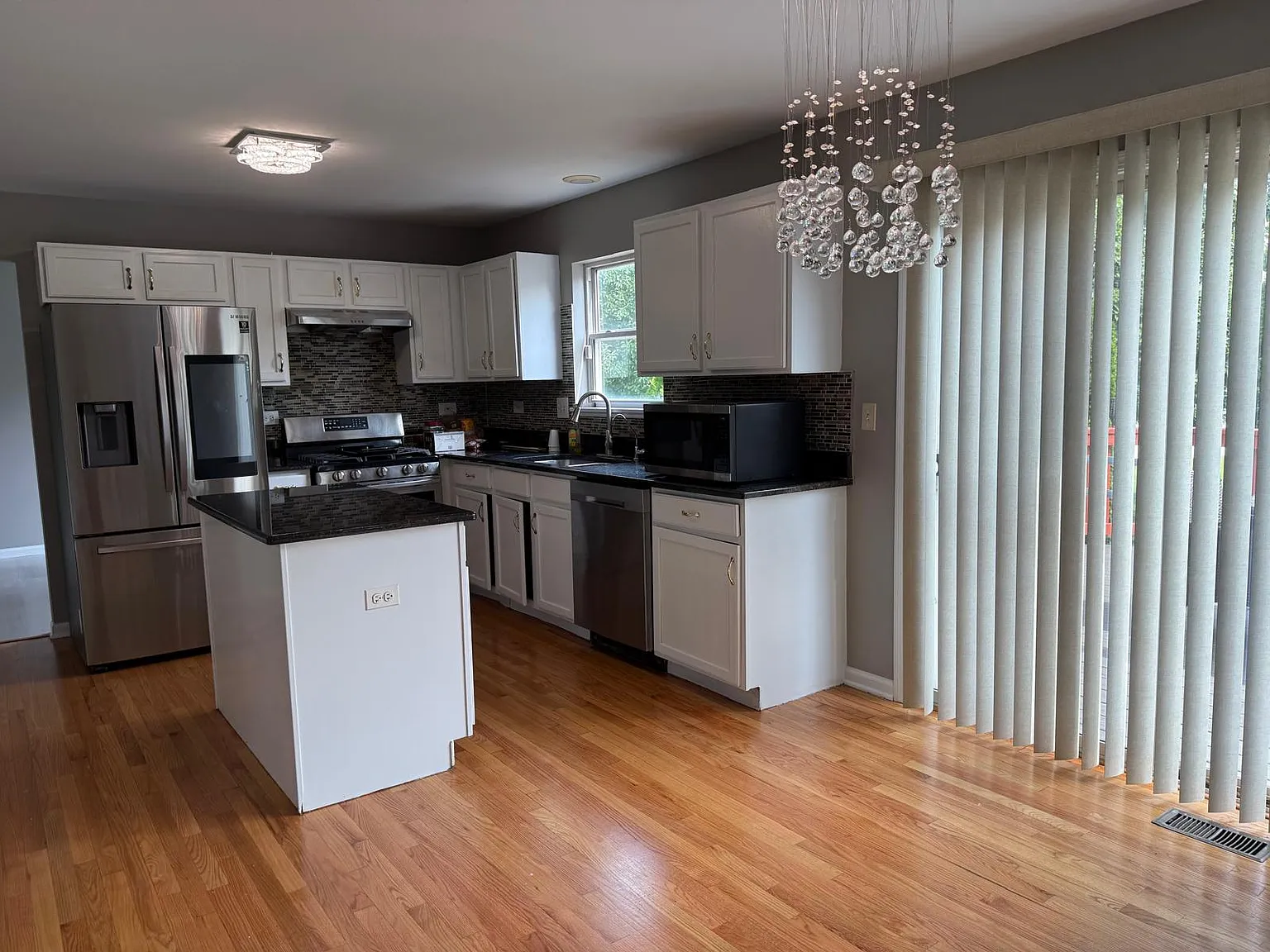 4 bed, 2750 sqft, $3,500 — Photo 2