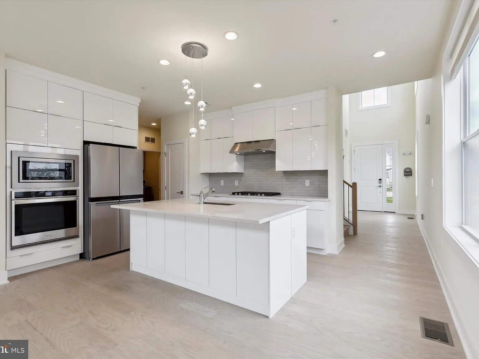 3 bed, 4.0 bath, 3456 sqft, $6,000 — Photo 2