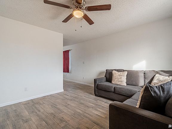 3rd image of 848 N Los Jardines Ave