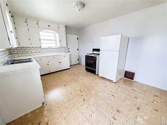 5th image of 995 E Lorena Ave