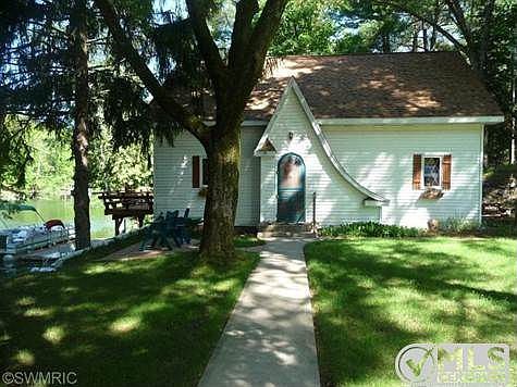 A doll house on the River. Boat to the Tri Lakes, own 279 feet of frontage on the East Little Muskeg