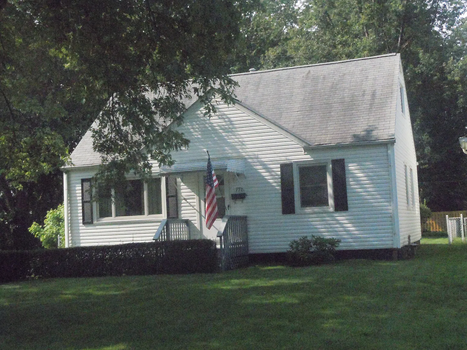778 Mannering Rd photo 1