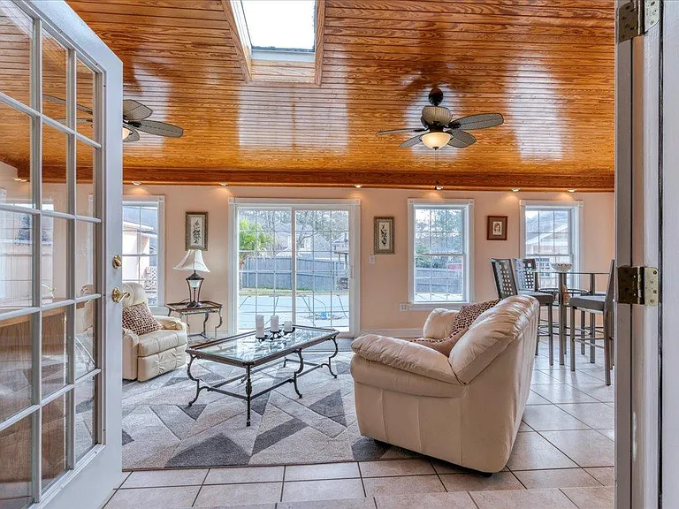 109 Swan Dr — Photo 12