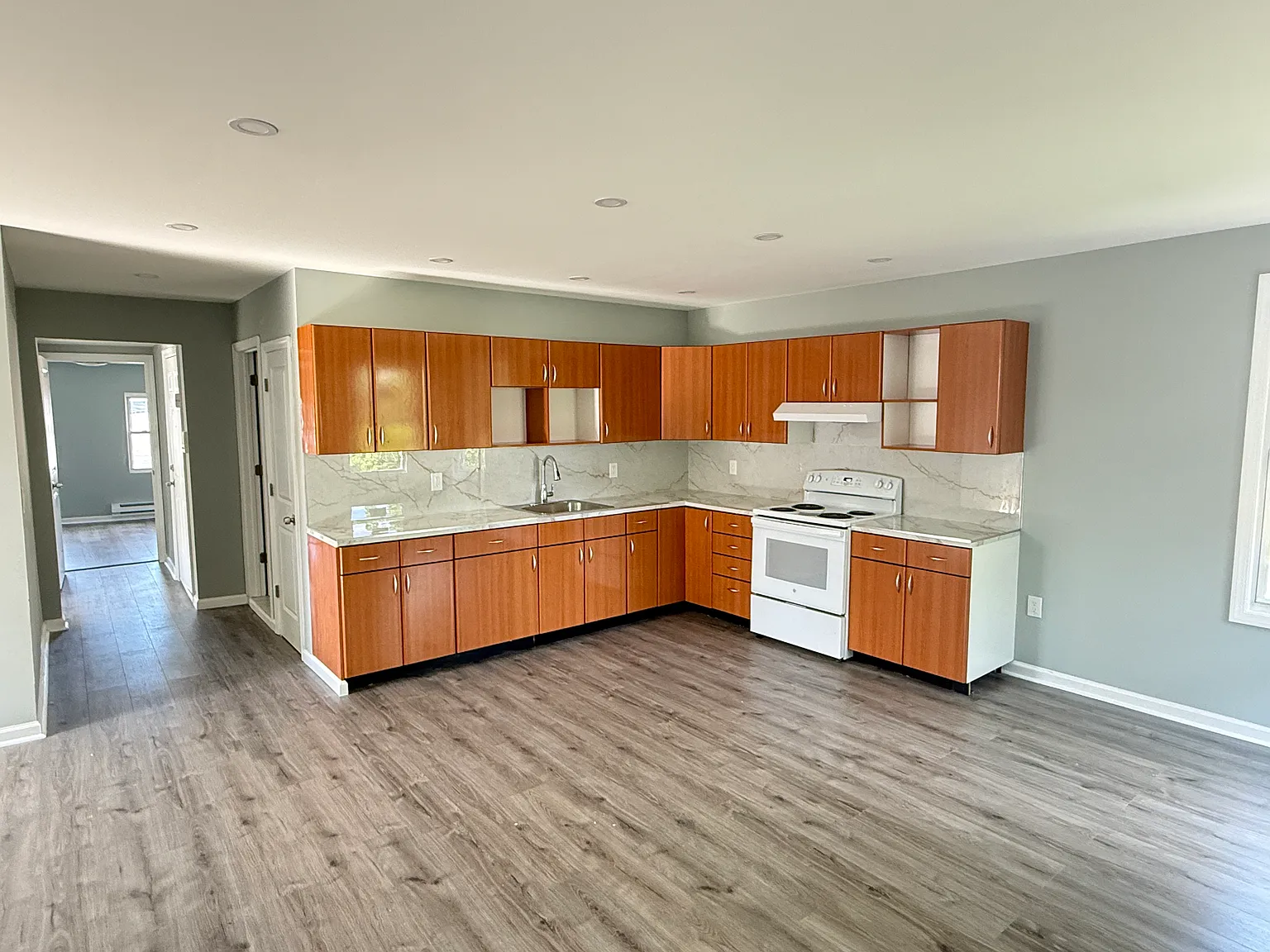 3 bed, 1000 sqft, $2,300 — Photo 1