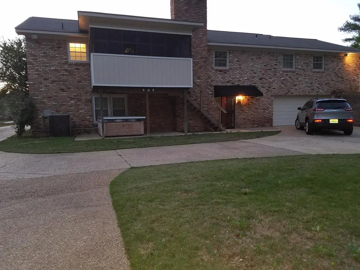 1229 Claymont Parkway — Photo 2