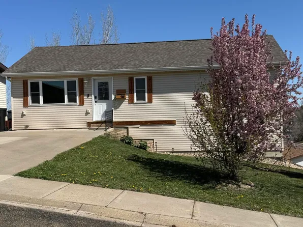281 7th St E, Dickinson, ND 58601