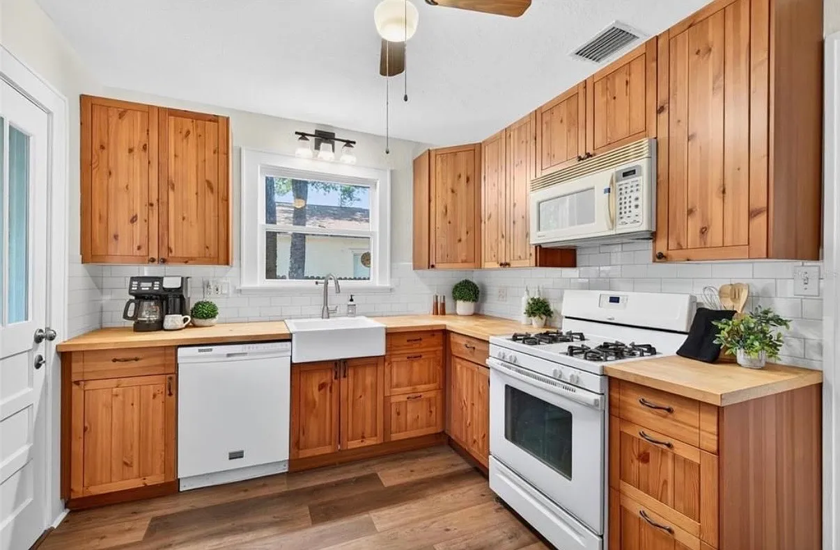 2 bed, 1100 sqft, $2,200 — Photo 3