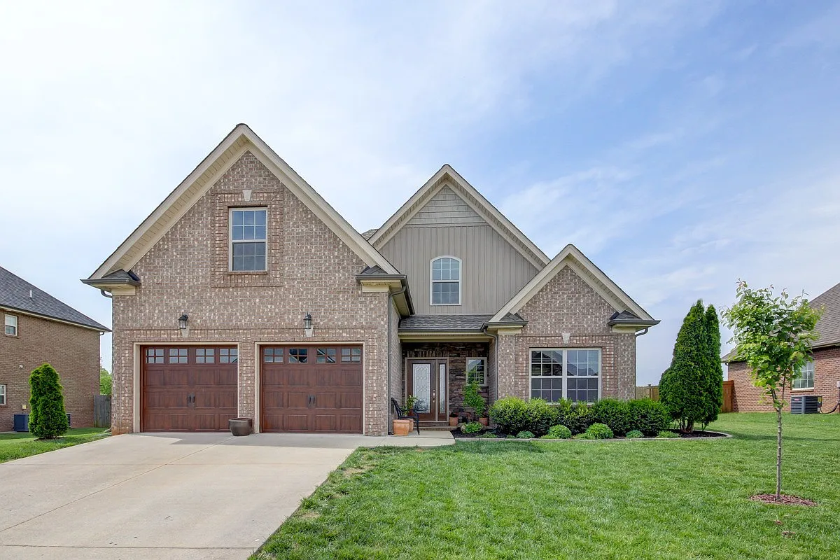 Spectacular Custom Home in Beautiful Farmington — Photo 1