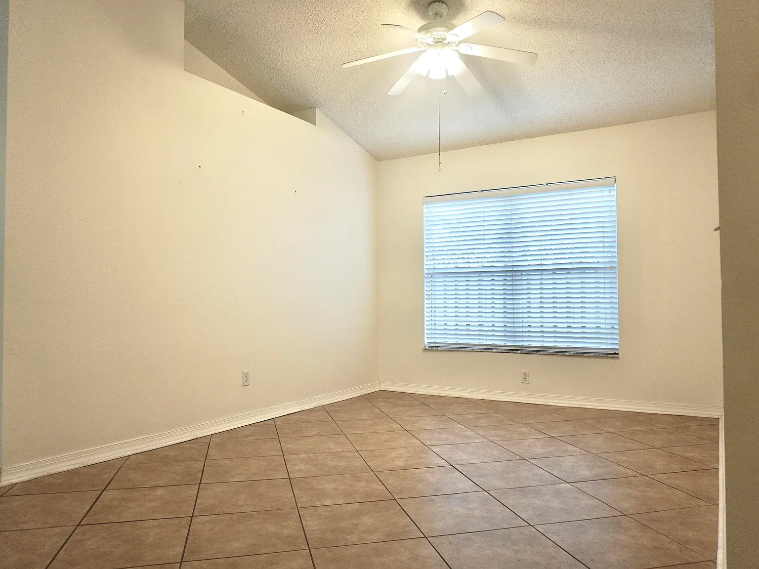 4 bed, 2.0 bath, 1840 sqft, $2,300 — Photo 3