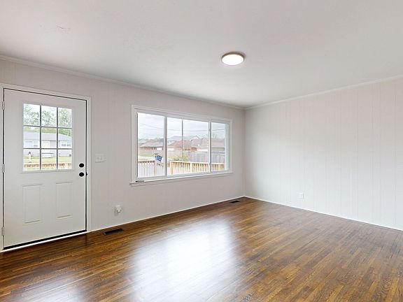 5th image of 240 Edgemont Dr