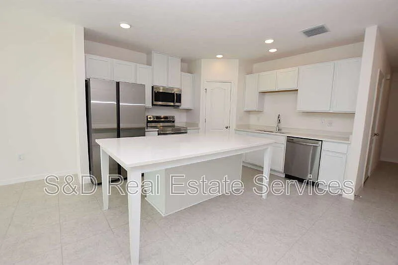 3 bed, 2.5 bath, 1694 sqft, $1,799 — Photo 3