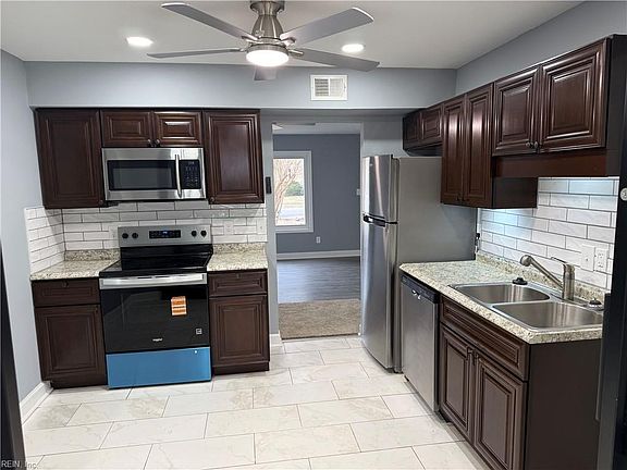 4th image of 959 S Club House Rd