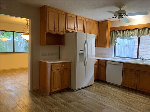 3rd image of 10710 Sagebluff Dr