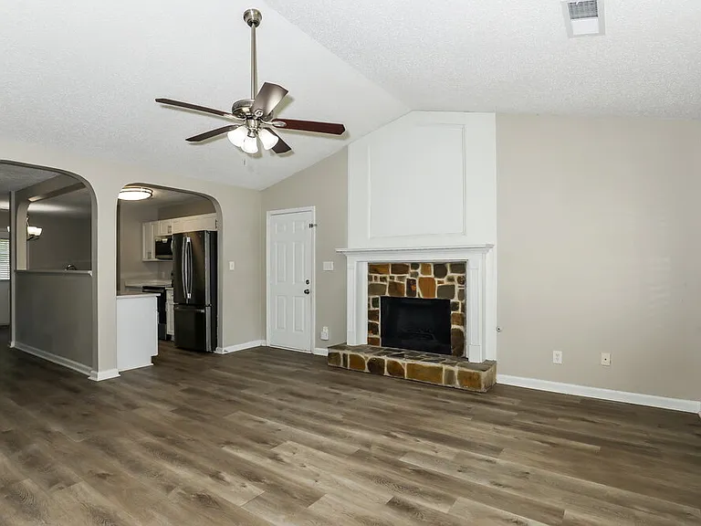 1299 N Hampton Dr — Photo 3