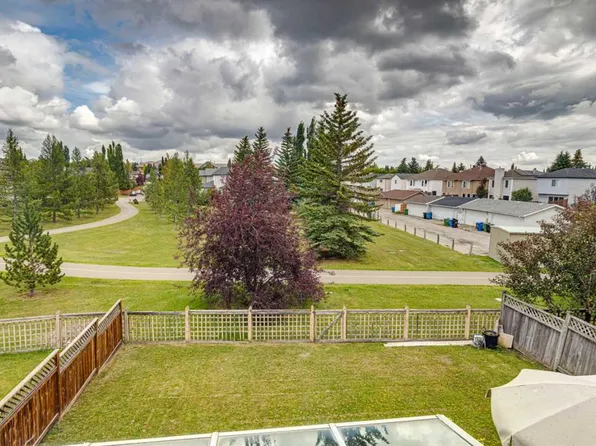 23 W Sierra Nevada Close SW, Calgary, AB T3H 3H4