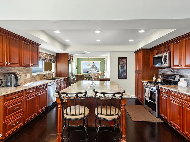 1234 E Tujunga Ave — Photo 14