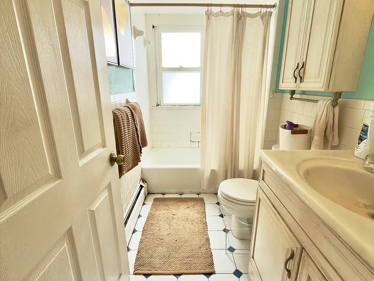 911 York Ave #1 — Photo 2