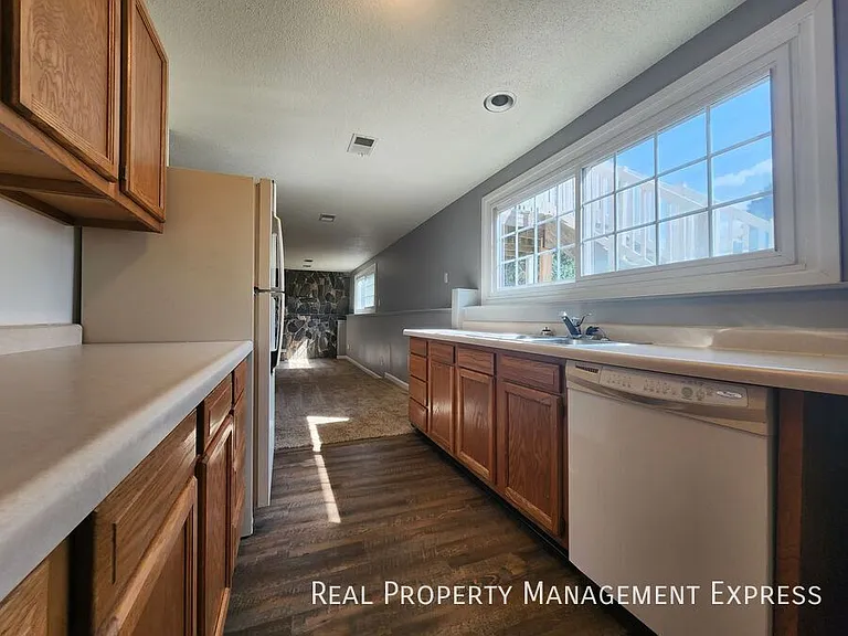 2800 W McClellan St #2 — Photo 3